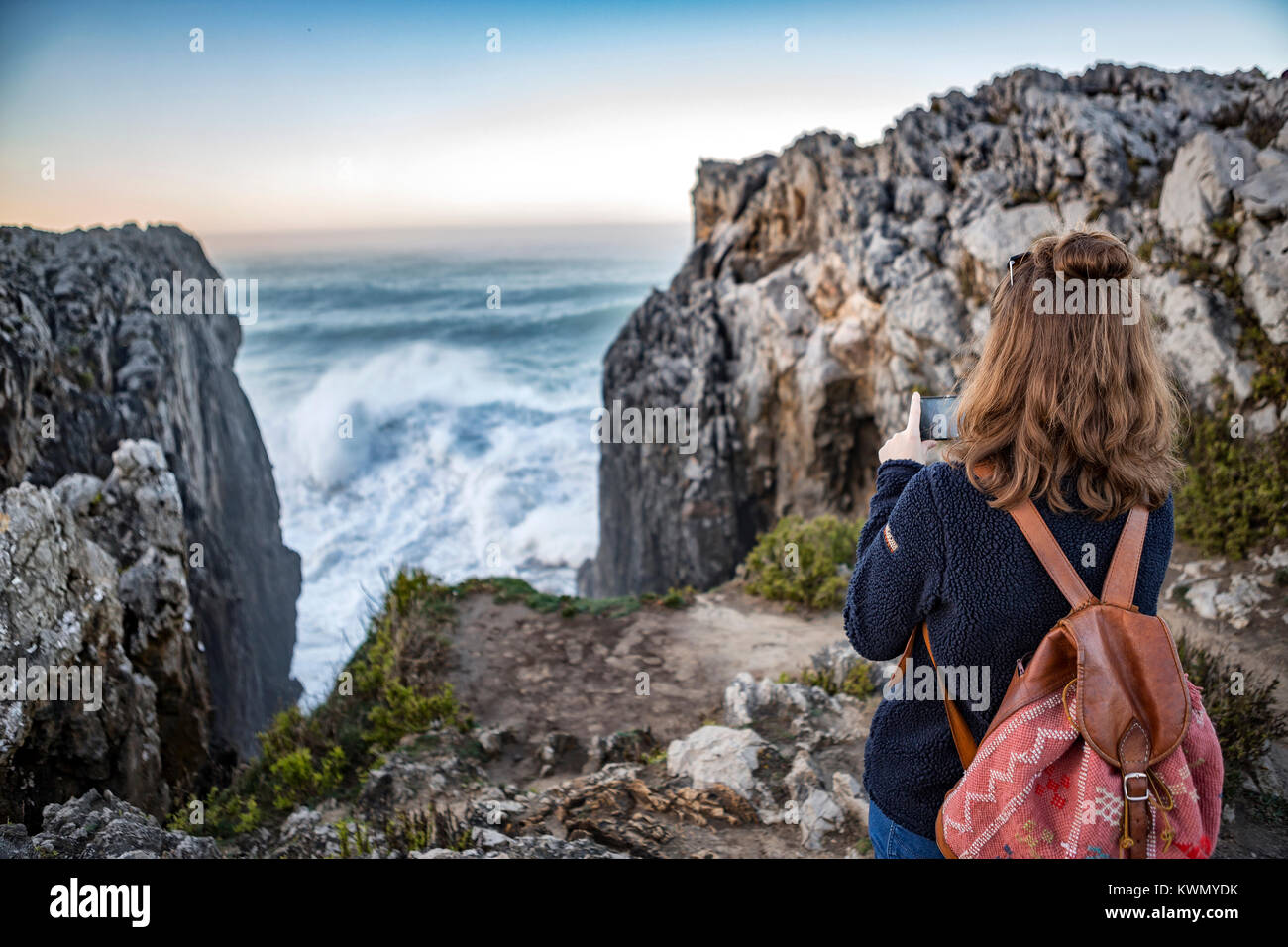 Junge Frau, ein Foto mit Ihrem Smartphone bei Sonnenuntergang Stockfoto