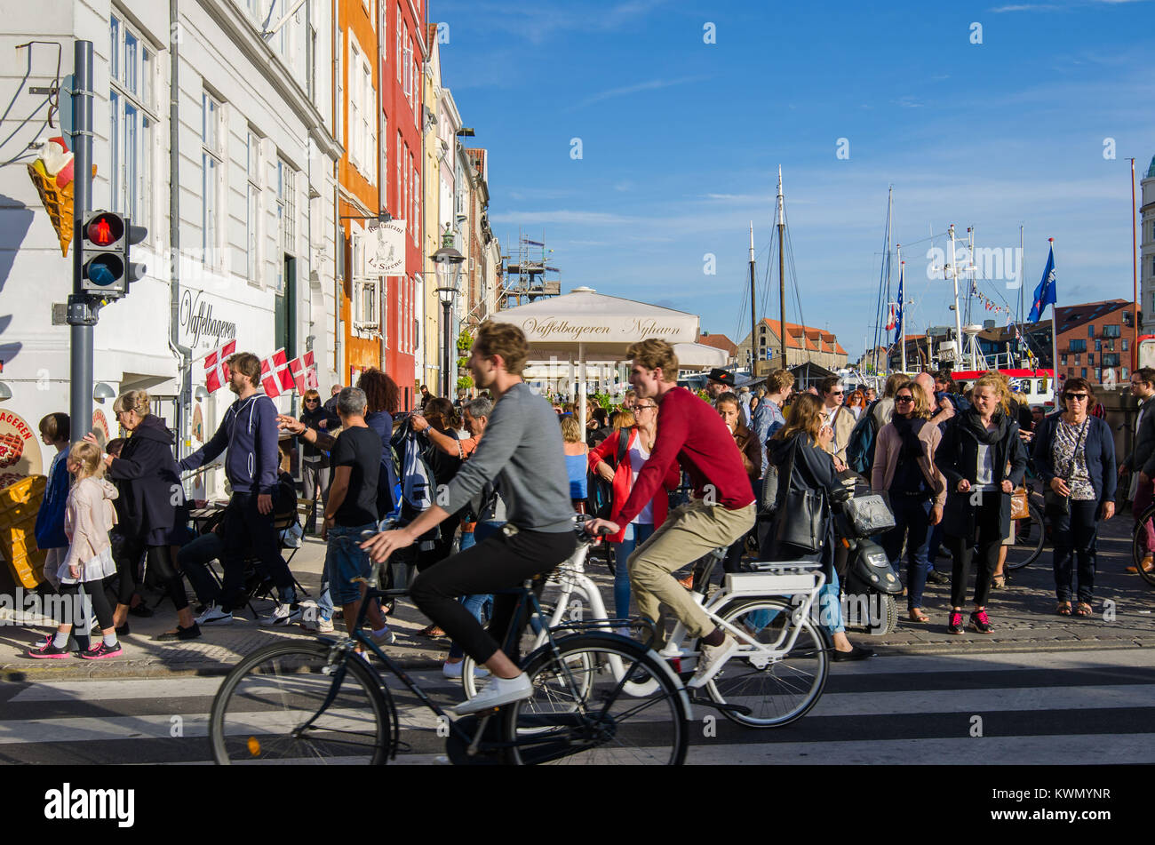 Kopenhagen, Dänemark. September 2016. Menschen Radfahren in der Nähe der berühmten Eis Ort: Vaffelbageren. Stockfoto