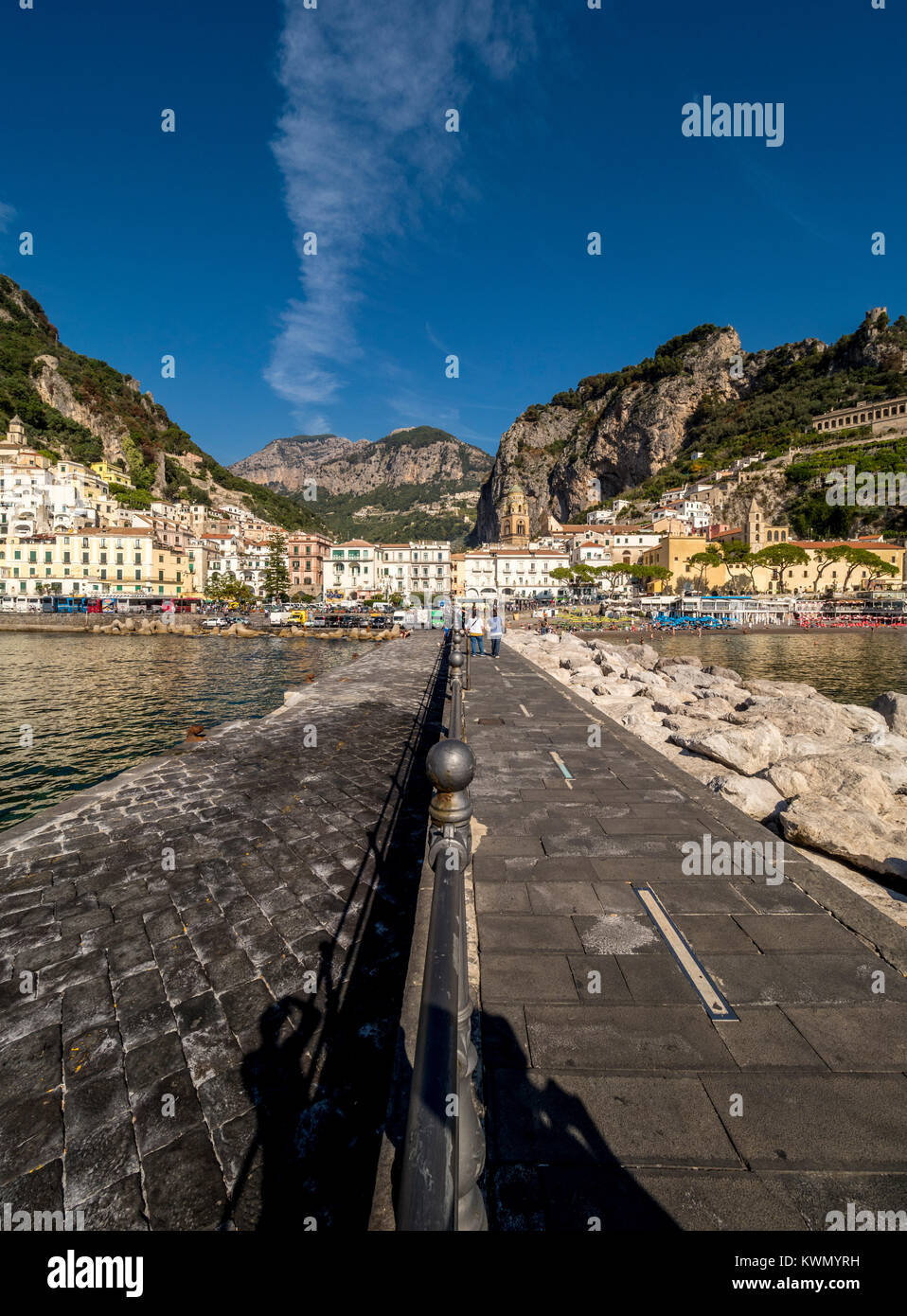 Jetty und Meer Abwehr mit den Klippen Stadt Amalfi im Hintergrund. Italien. Stockfoto