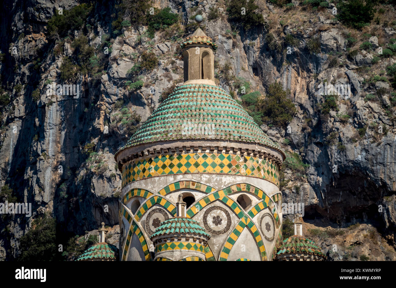 Glockenturm der Kathedrale von Amalfi, mit steilen Klippen im Hintergrund. Italien. Stockfoto
