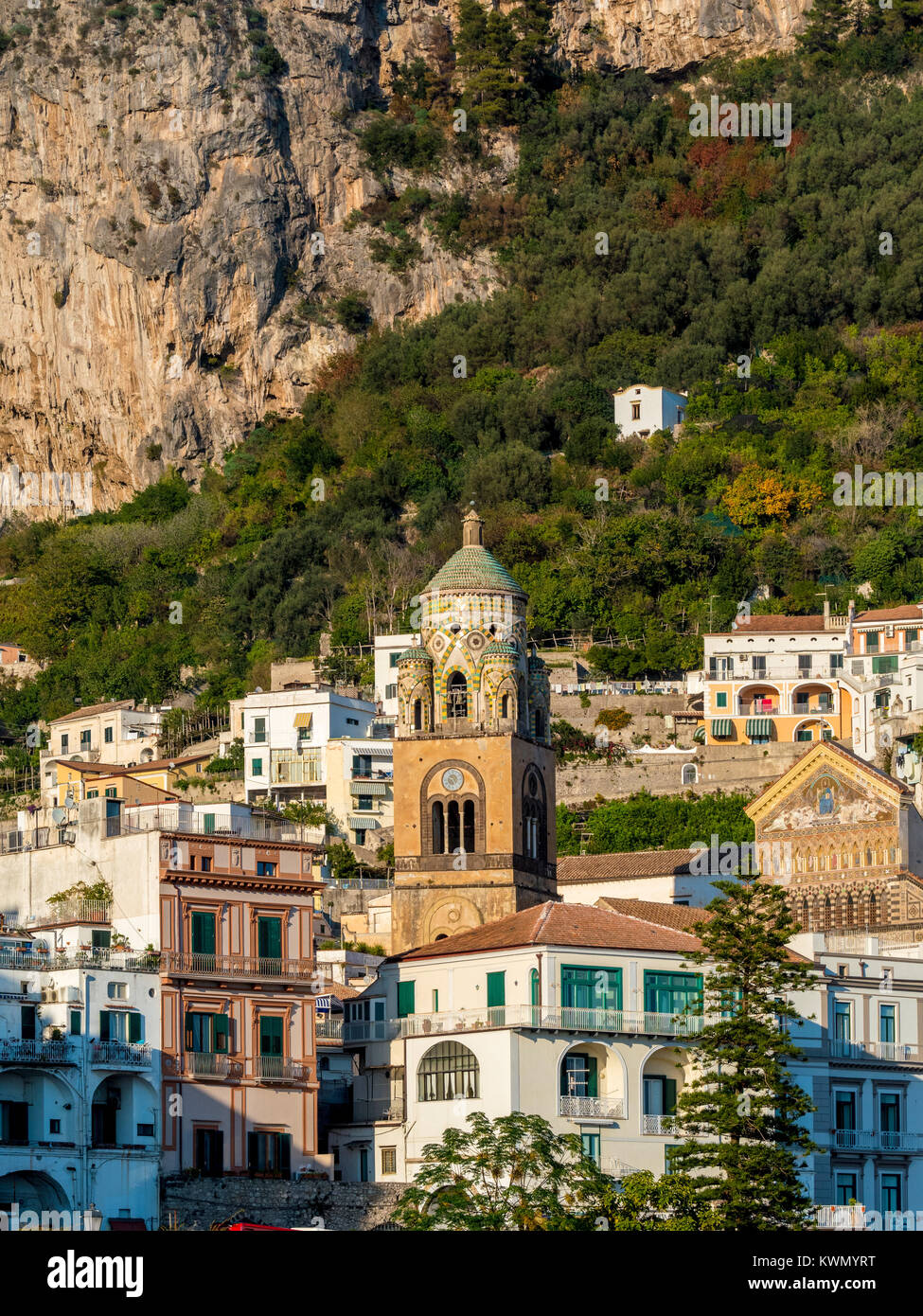Glockenturm der Kathedrale von Amalfi, mit steilen Klippen im Hintergrund. Italien. Stockfoto
