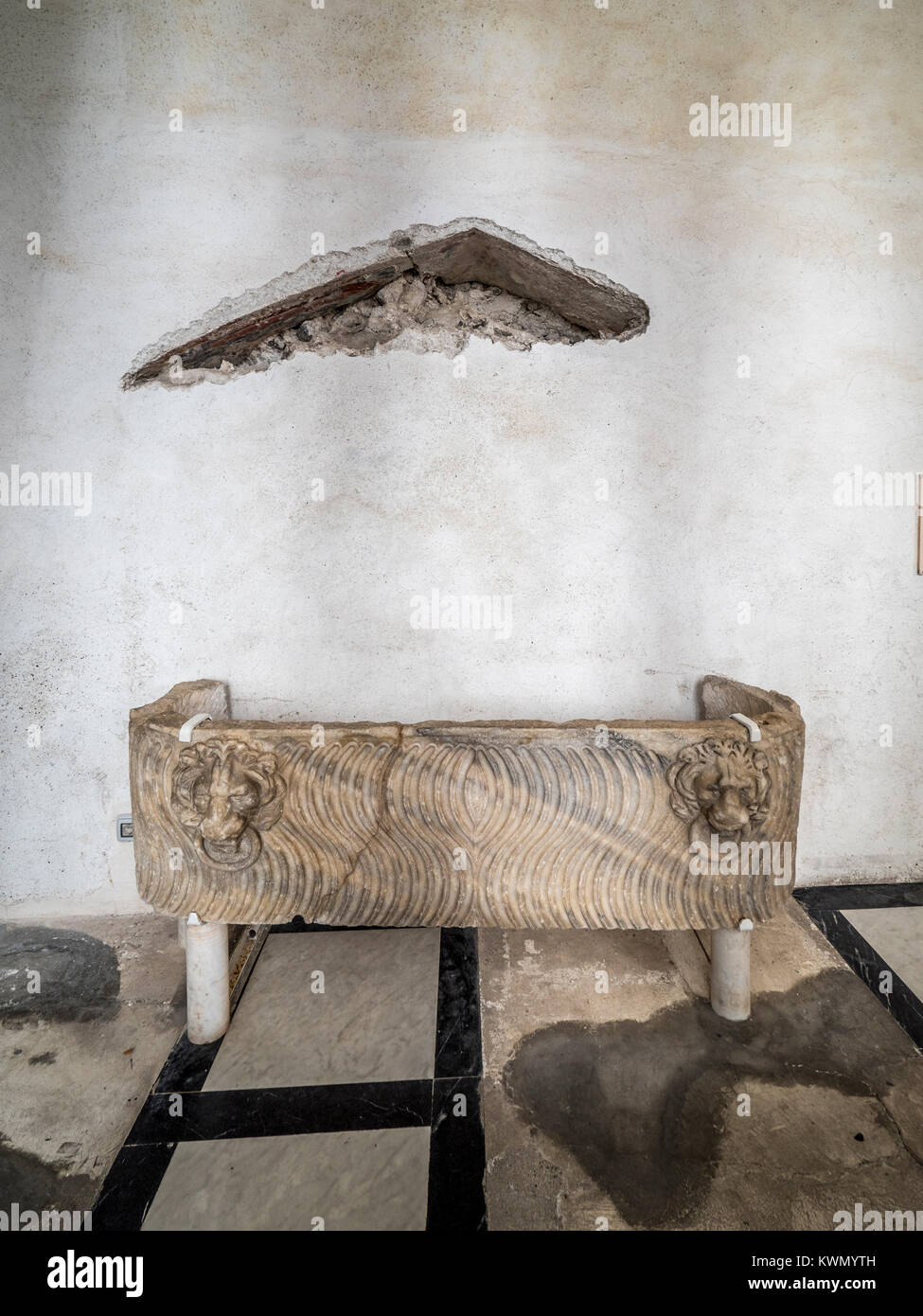 Box Sarkophag mit S strigiles entgegengesetzte Richtung Zentrum und Lion's Head protomes mit Ringen. St. Theodor Kapelle blind Arch oben. Stockfoto