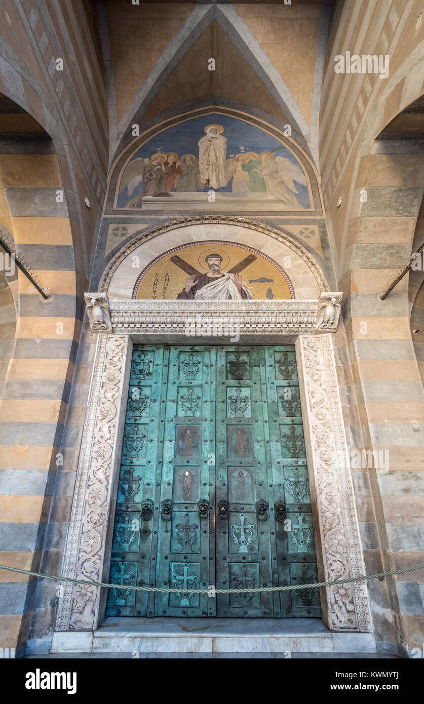 Bronzetüren von Amalfi Dom sind die frühesten in Italien der post-Römischen herstellen. Amalfi, Italien Stockfoto