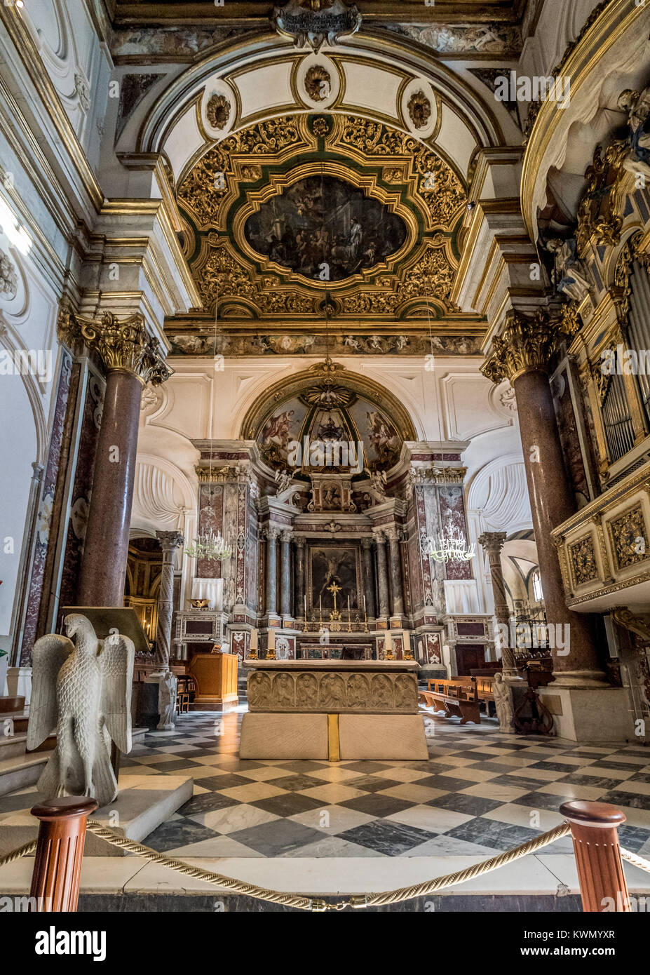 Innenraum der Dom von Amalfi entfernt. Die Kathedrale an der monumentalen Komplex des Hl. Andreas in Amalfi, Italien. Stockfoto