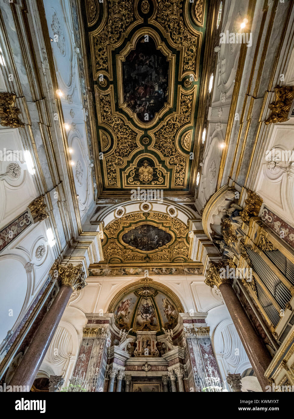 Innenraum der Dom von Amalfi entfernt. Die Kathedrale an der monumentalen Komplex des Hl. Andreas in Amalfi, Italien. Stockfoto