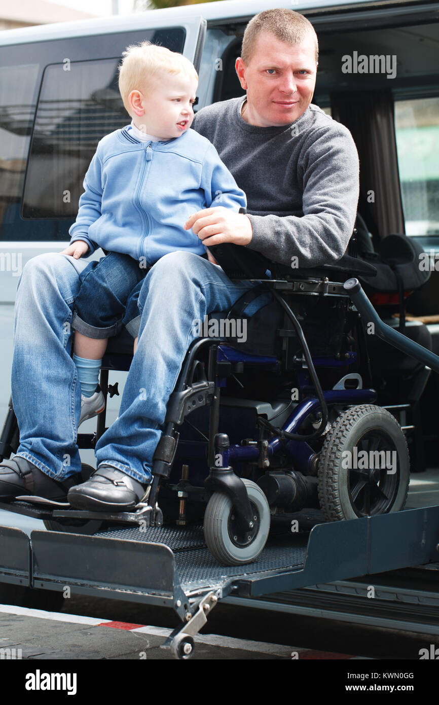 Behinderte Menschen im Rollstuhl heben Stockfoto
