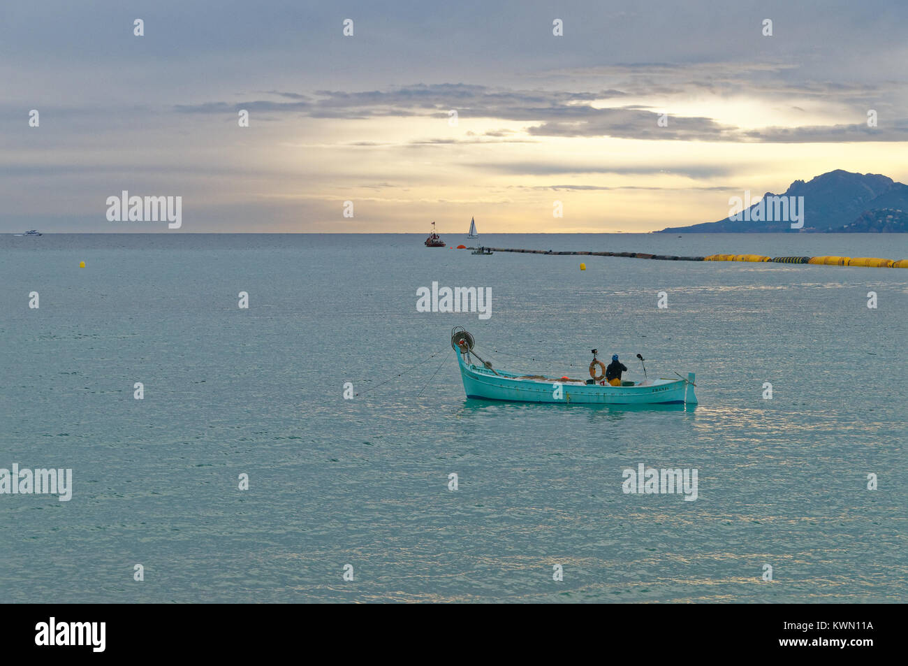 Traditionellen Fischerboot seine Fischernetze in der Bucht von Cannes im Winter posieren. Stockfoto