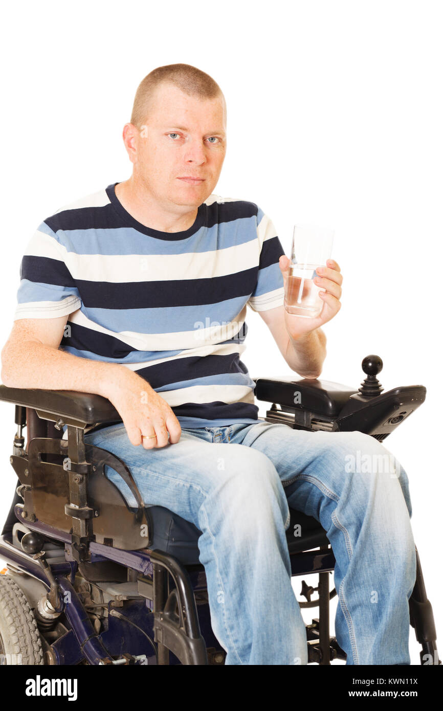 Junge behinderte Menschen mit einem Glas Wasser. Auf weissem Hintergrund Stockfoto