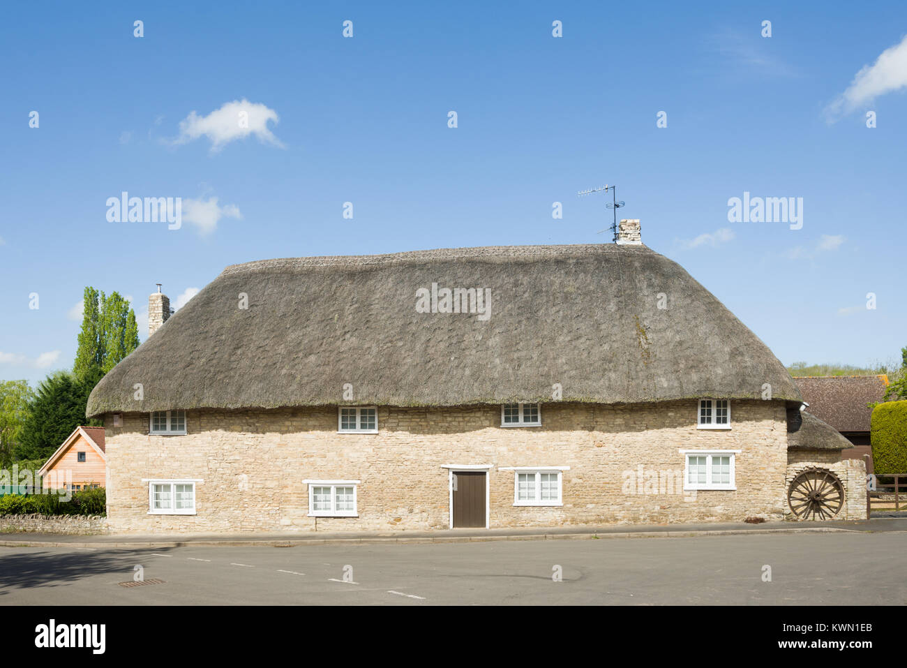 Die Front eines freistehendes Reetdachhaus in Combrook, Warwickshire, England, Großbritannien Stockfoto