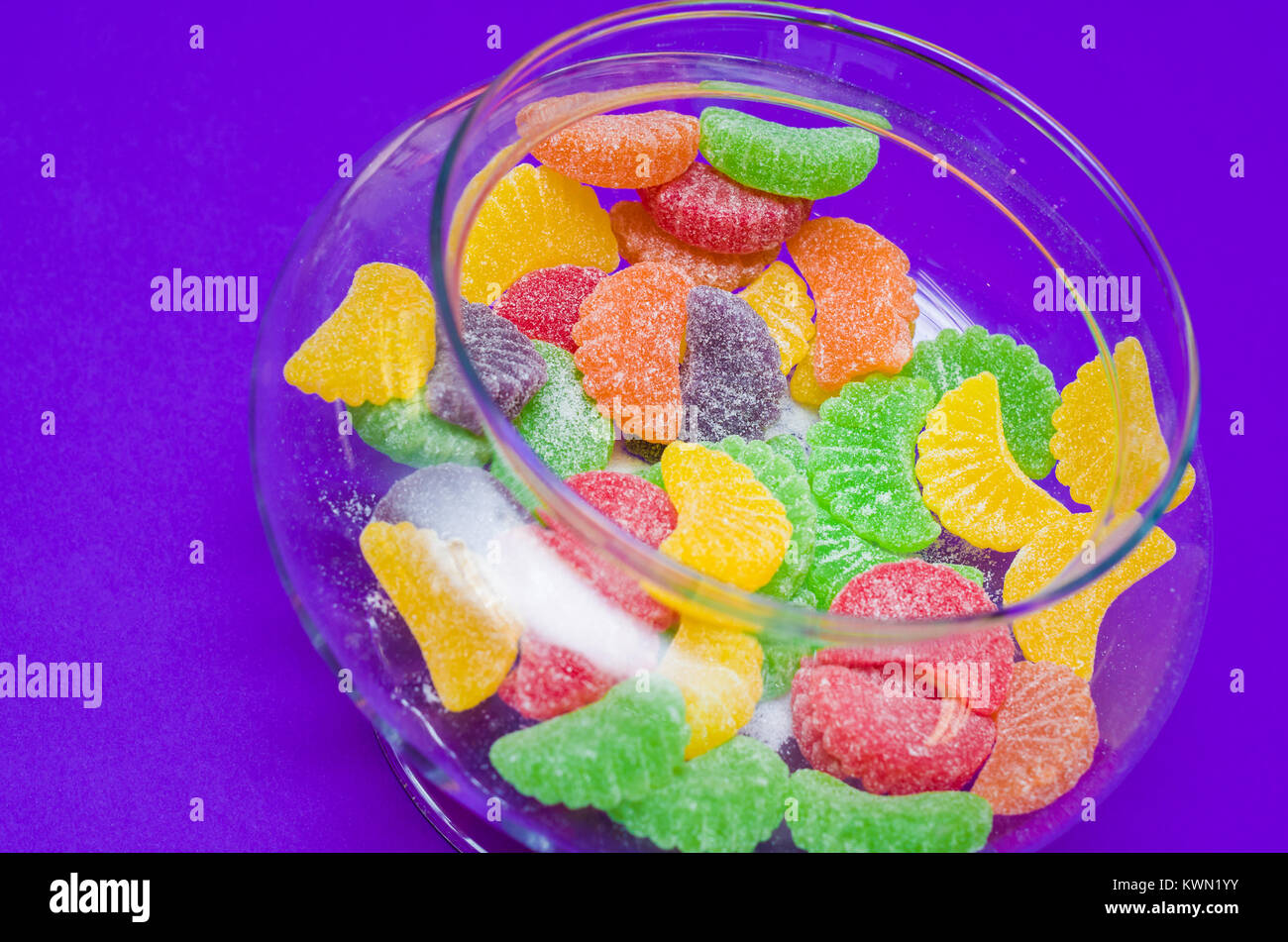 Gummibärchen Topf, farbige Süßigkeiten. Stockfoto