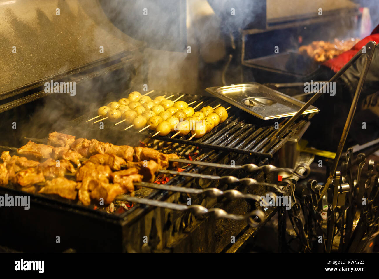 Kochen auf die Straße für die Menschen zu Fuß auf einen Urlaub Stockfoto