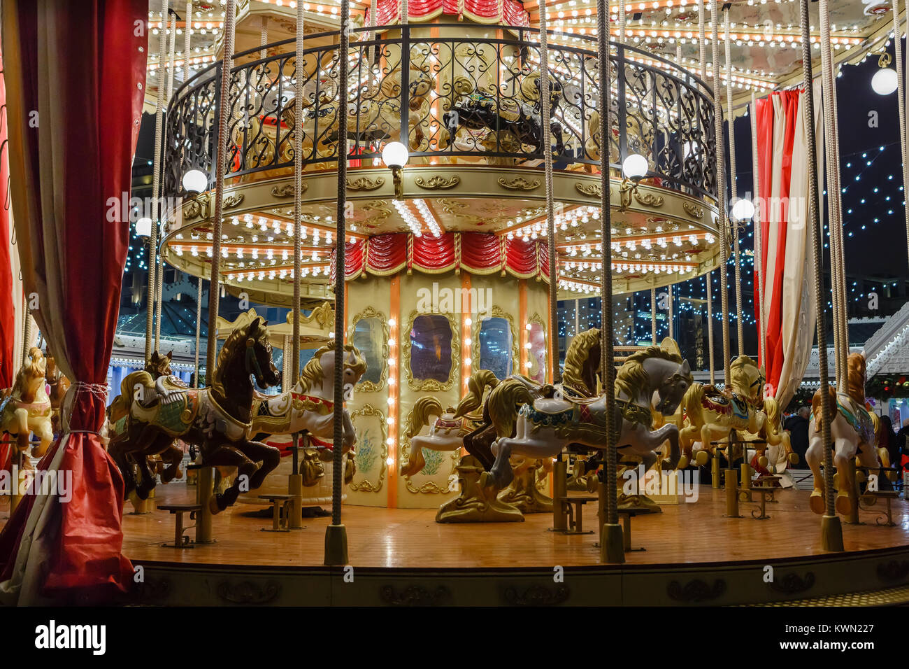 Karussell montiert in der Innenstadt für Feiertage Weihnachten und Silvester Stockfoto