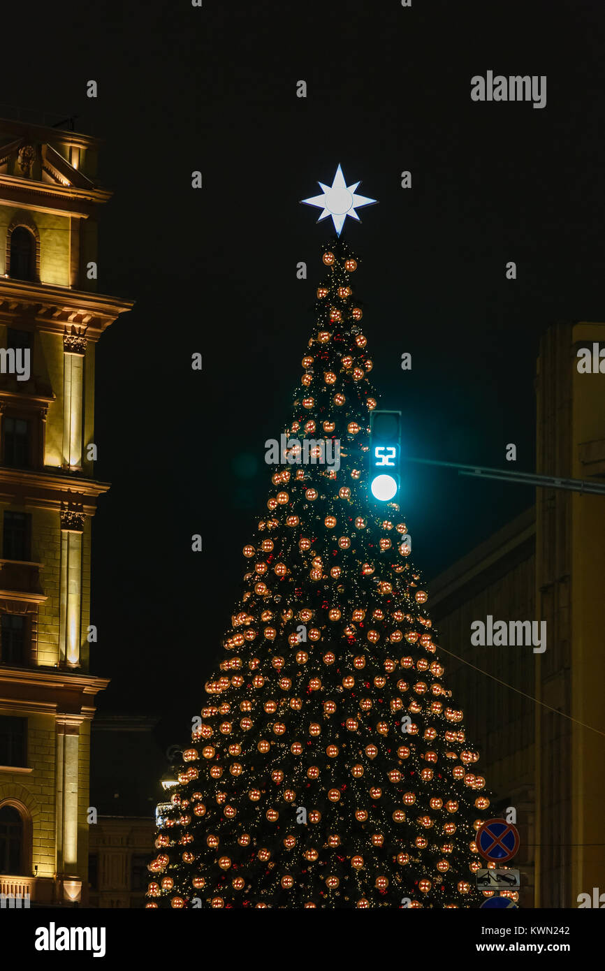 Weihnachten und Neujahr beleuchteten Dekorationen auf den Straßen der Stadt Stockfoto
