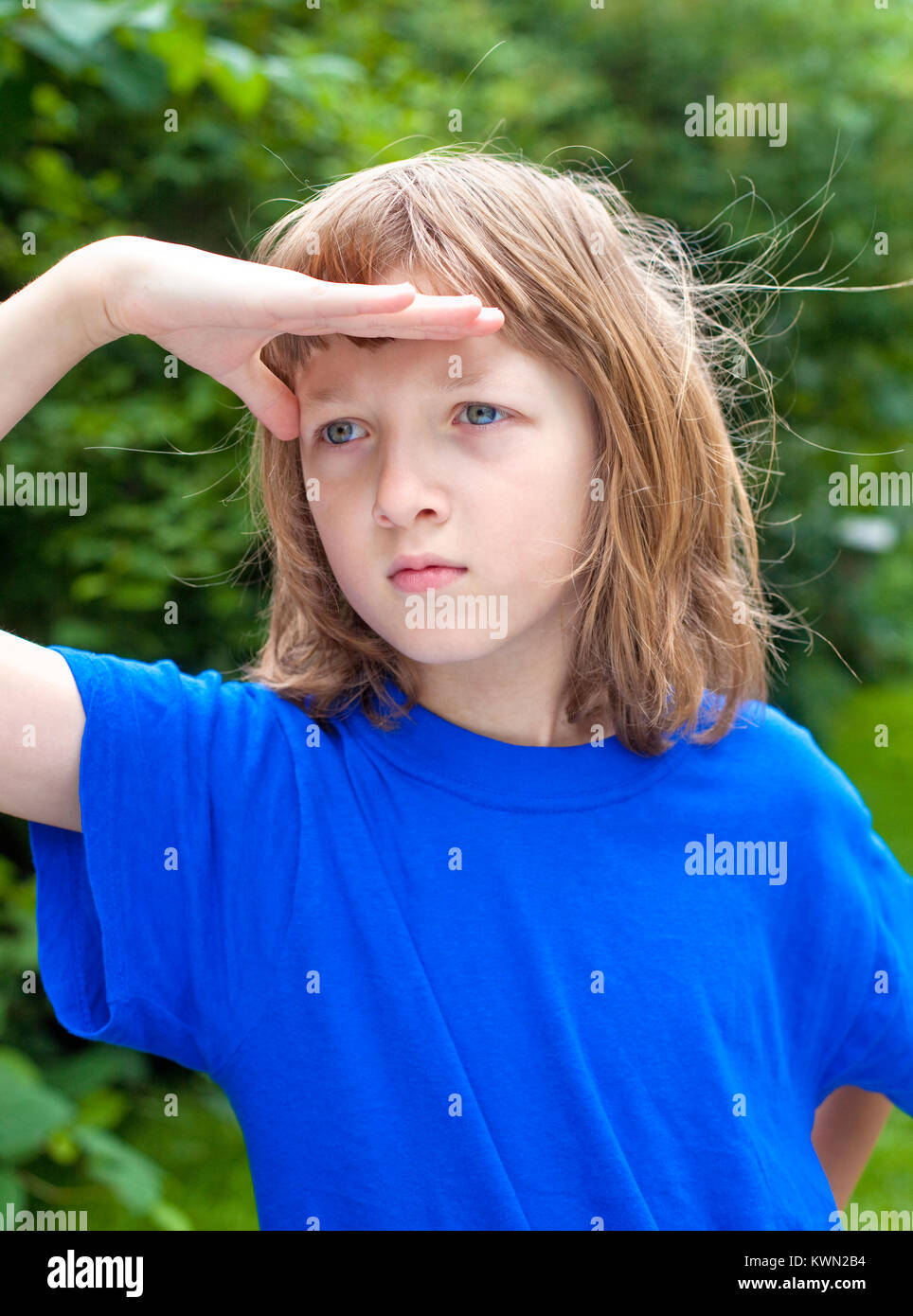 Junge mit blonden Haaren hob seine Hand, auf der Suche. Stockfoto