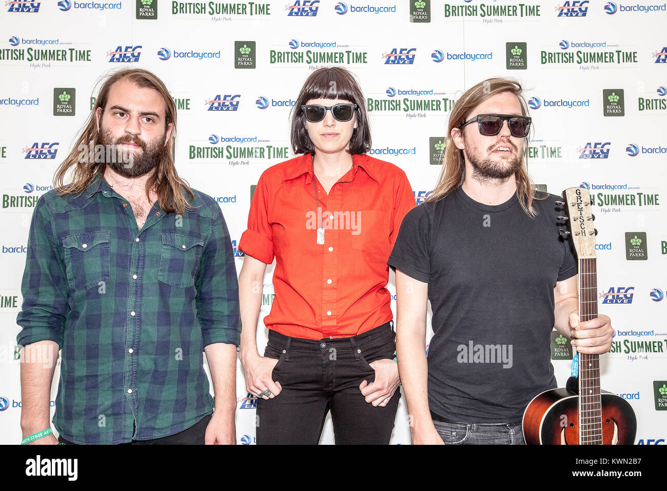 Die englische Rockband Band of Skulls besteht aus Russell Marsden (Gitarre, Gesang), Emma Richardson (Bass, Gesang) und Matt Hayward (Drums) und sind hier abgebildet bei Barclaycard Britische Sommerzeit Festival im Hyde Park in London. De 03.07.2014. Stockfoto