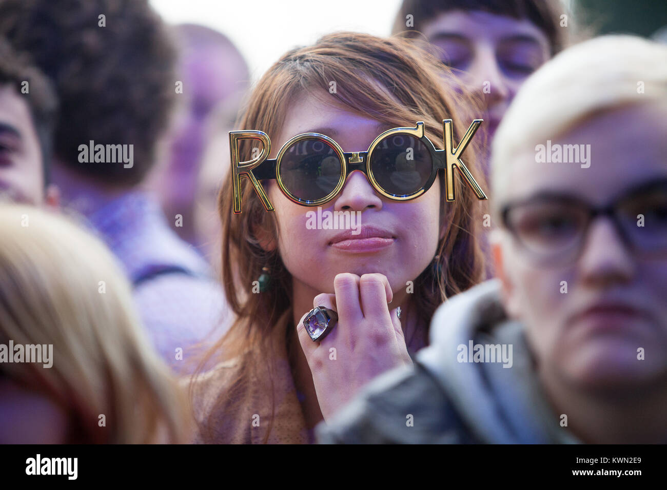 Ein festival Gast trägt Rock Sonnenbrille an einem der vielen Konzert in der Britischen Sommer Festival 2014 am Hyde Park, London. De 05.07.2014. Stockfoto