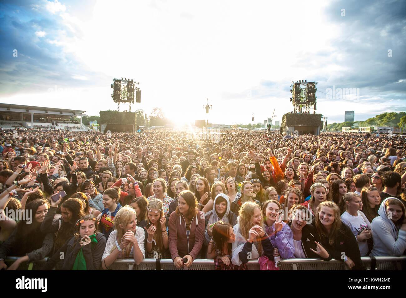 Der Bereich vor der Bühne ist mit Musik Fans und Festival Gast, die Barclaycard britischen Sommer Festival 2014 am Hyde Park, London teilnehmen. De 06.07.2014. Stockfoto
