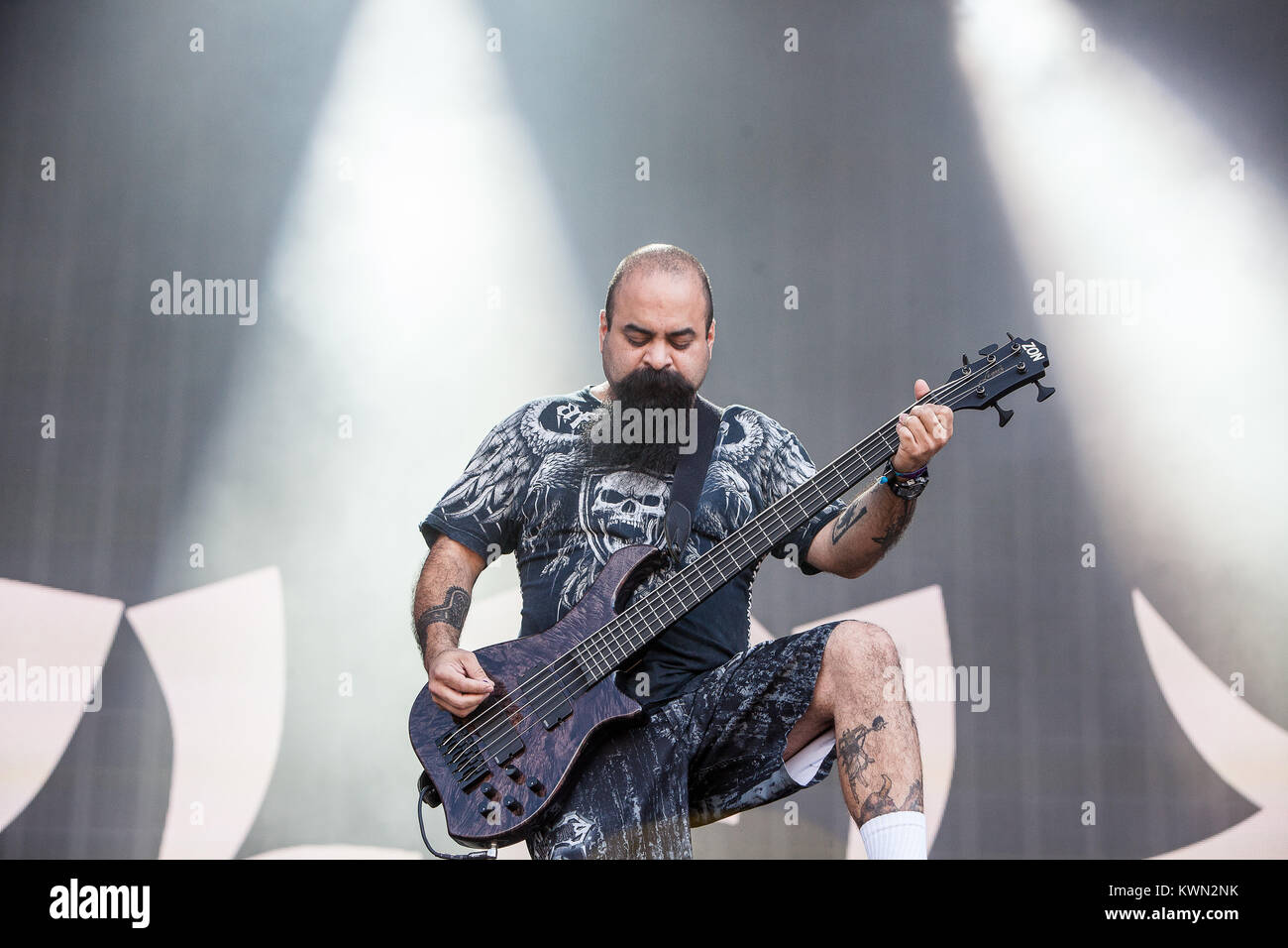 Die amerikanische metal band Soulfly führt ein Live Konzert in der barclaycard Theater Bühne am britischen Sommer Festival 2014 am Hyde Park, London. Hier bassist Tony Campos ist dargestellt auf der Bühne. De 04.07.2014. Stockfoto