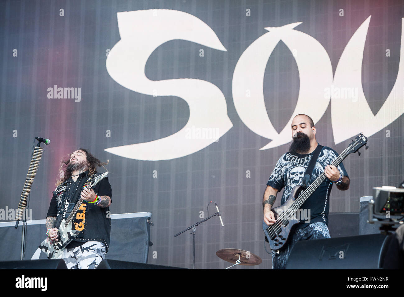 Die amerikanische metal band Soulfly führt ein Live Konzert in der barclaycard Theater Bühne am britischen Sommer Festival 2014 am Hyde Park, London. Hier bassist Tony Campos (R) wird abgebildet auf der Bühne zusammen mit Sänger Max Cavalera. De 04.07.2014. Stockfoto
