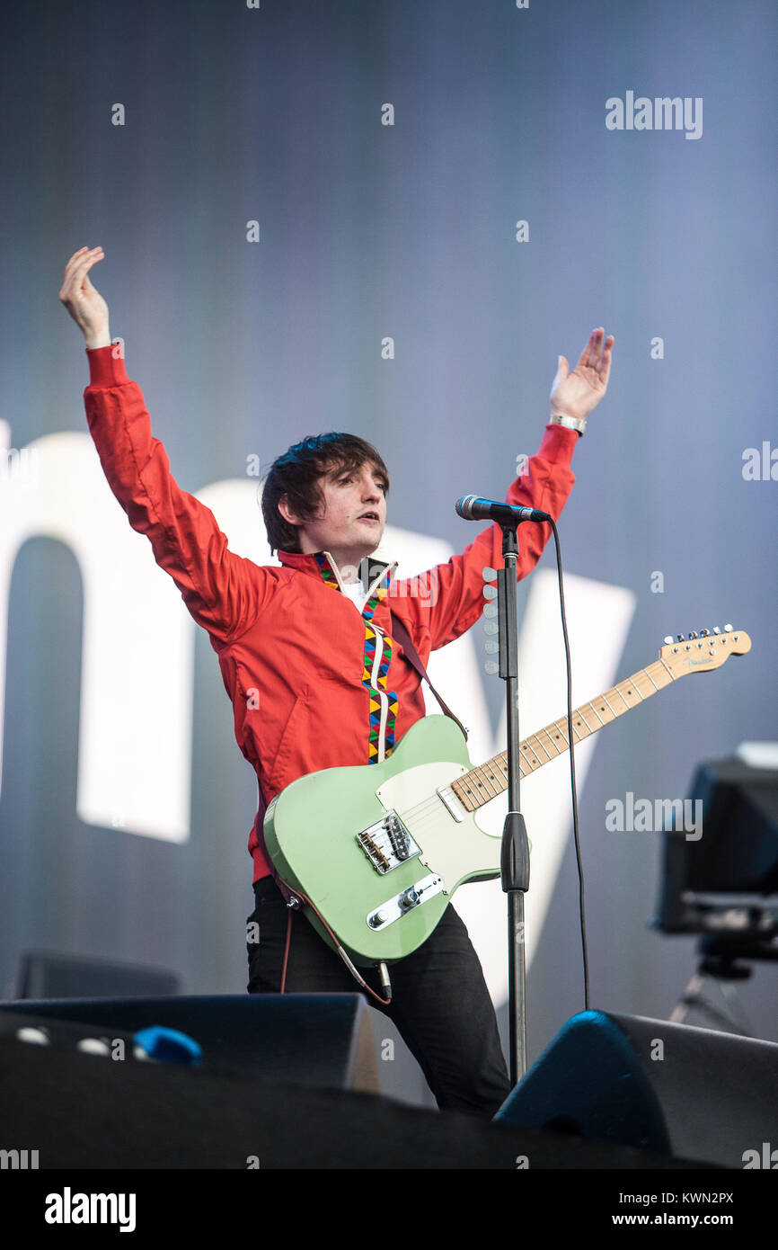 Die Englische indie rock Band der Feind führt ein Live Konzert auf der großen Bühne an der Barclaycard britischen Sommer Festival 2014 am Hyde Park, London. Hier Sänger und Musiker Tom Clarke wird dargestellt, live auf der Bühne. De 05.07.2014. Stockfoto