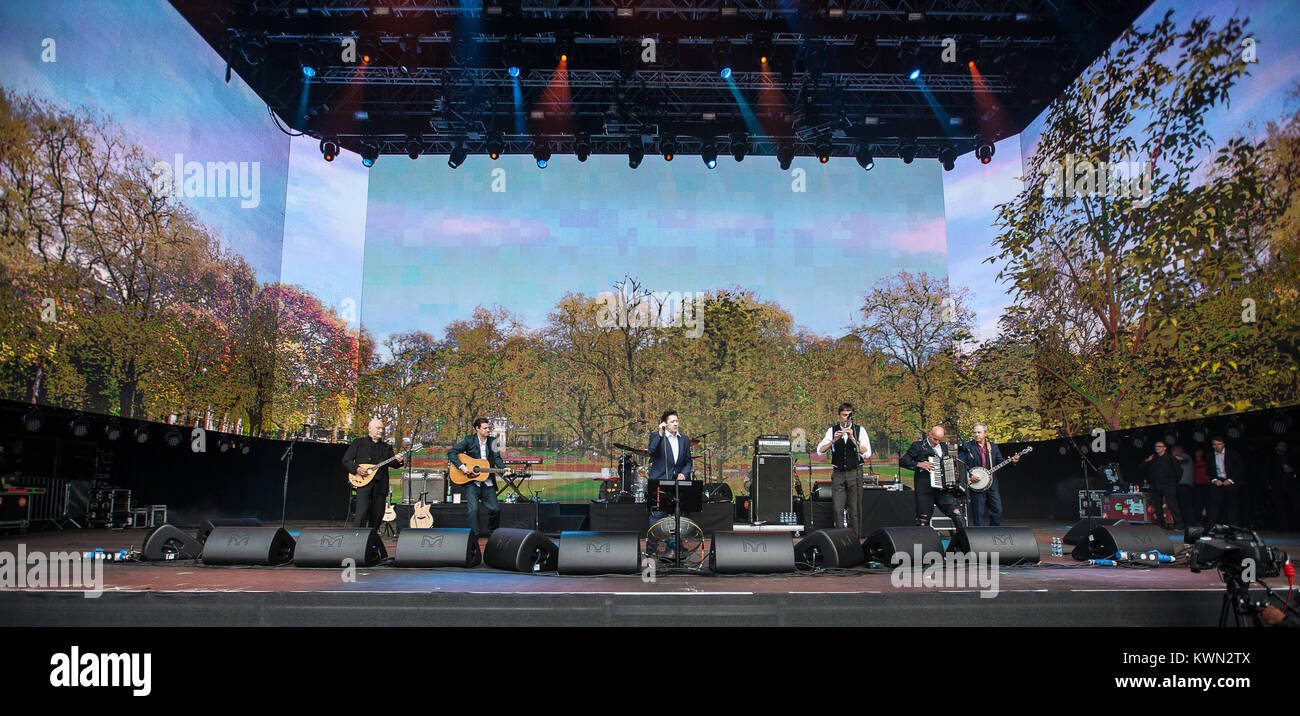 Die in London ansässige Celtic punk Folk Band The Pogues führt ein Live Konzert auf der großen Bühne an der Barclaycard britischen Sommer Festival 2014 am Hyde Park, London. De 05.07.2014. Stockfoto