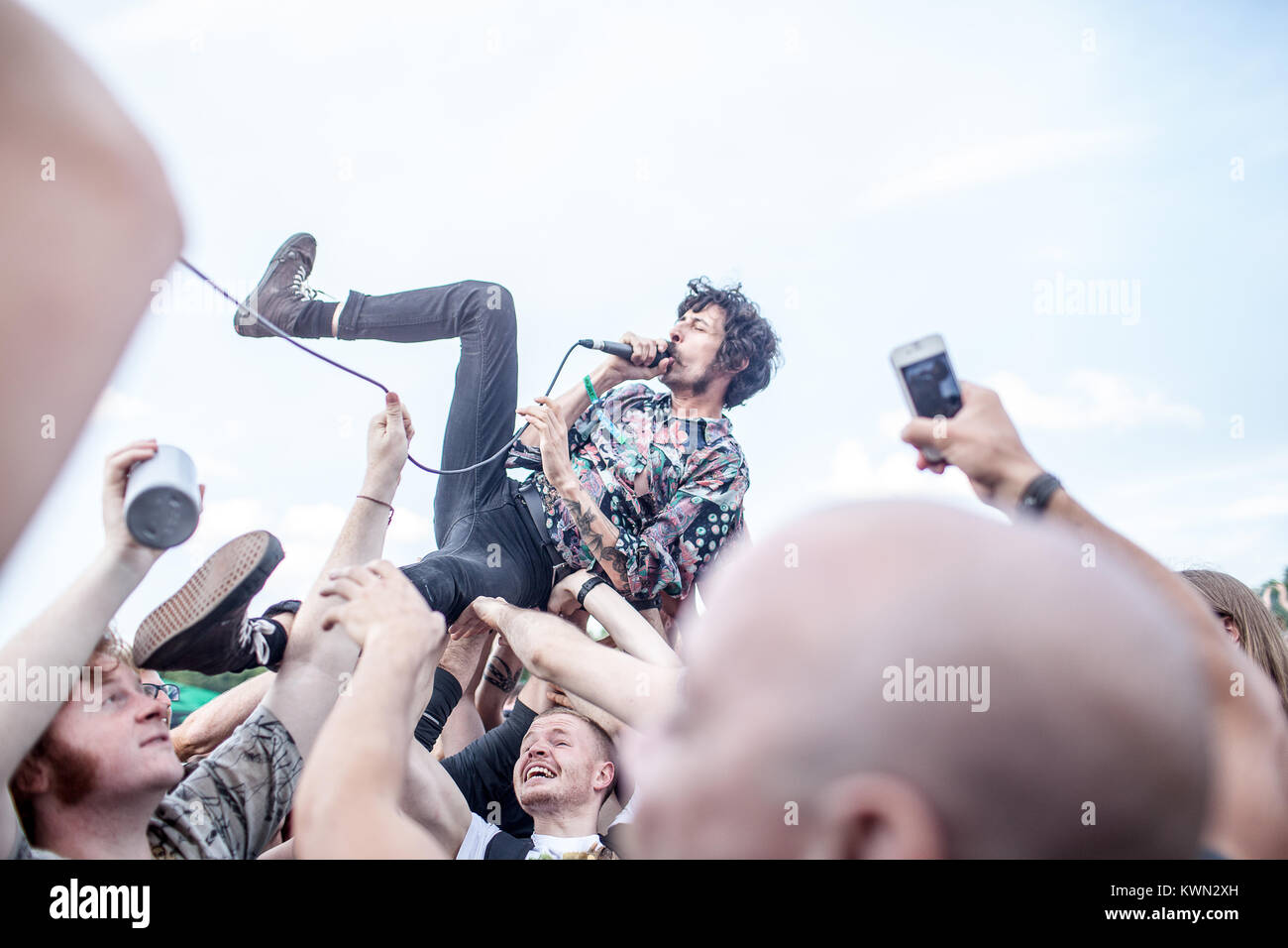 Die englische Rockband Turbowolf führt ein Live Konzert bei der Summer Stage im Barclaycard britischen Sommer Festival 2014 am Hyde Park, London. Hier Sänger Chris Georgiadis ist crowd Surfen an den Auftritt. De 04.07.2014. Stockfoto