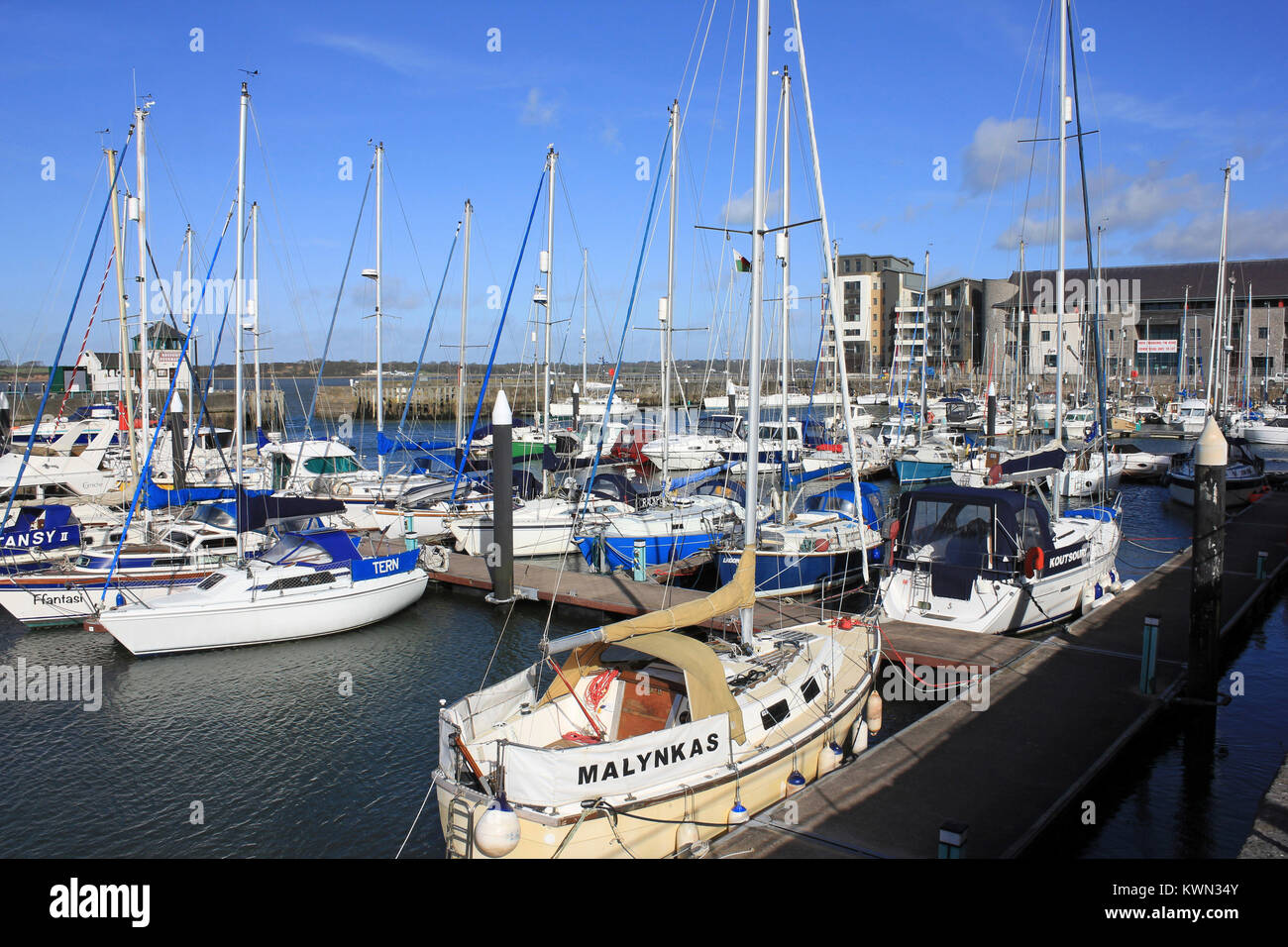 Yachten vor Anker im Hafen von Caernarfon Stockfoto