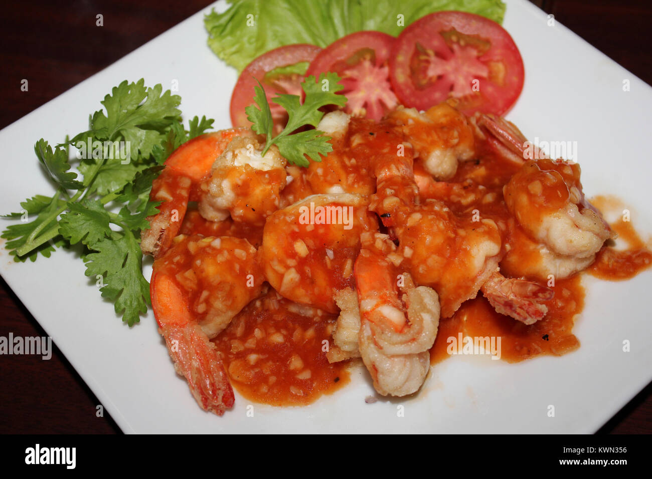 Thailändische Garnelen in Knoblauch Sweet Chili Sauce Stockfoto