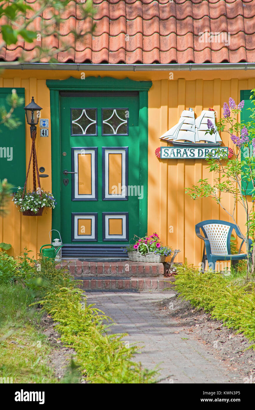 Bunt bemalten Haus, Wohnhaus in Prerow, Fischland, Mecklenburg-Vorpommern, Ostsee, Deutschland, Europa Stockfoto