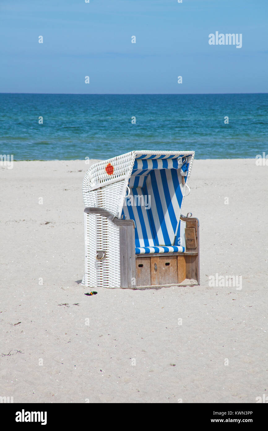Traditionelle Liegestühle am Strand von Prerow, Fishland, Mecklenburg-Vorpommern, Ostsee, Deutschland, Europa Stockfoto