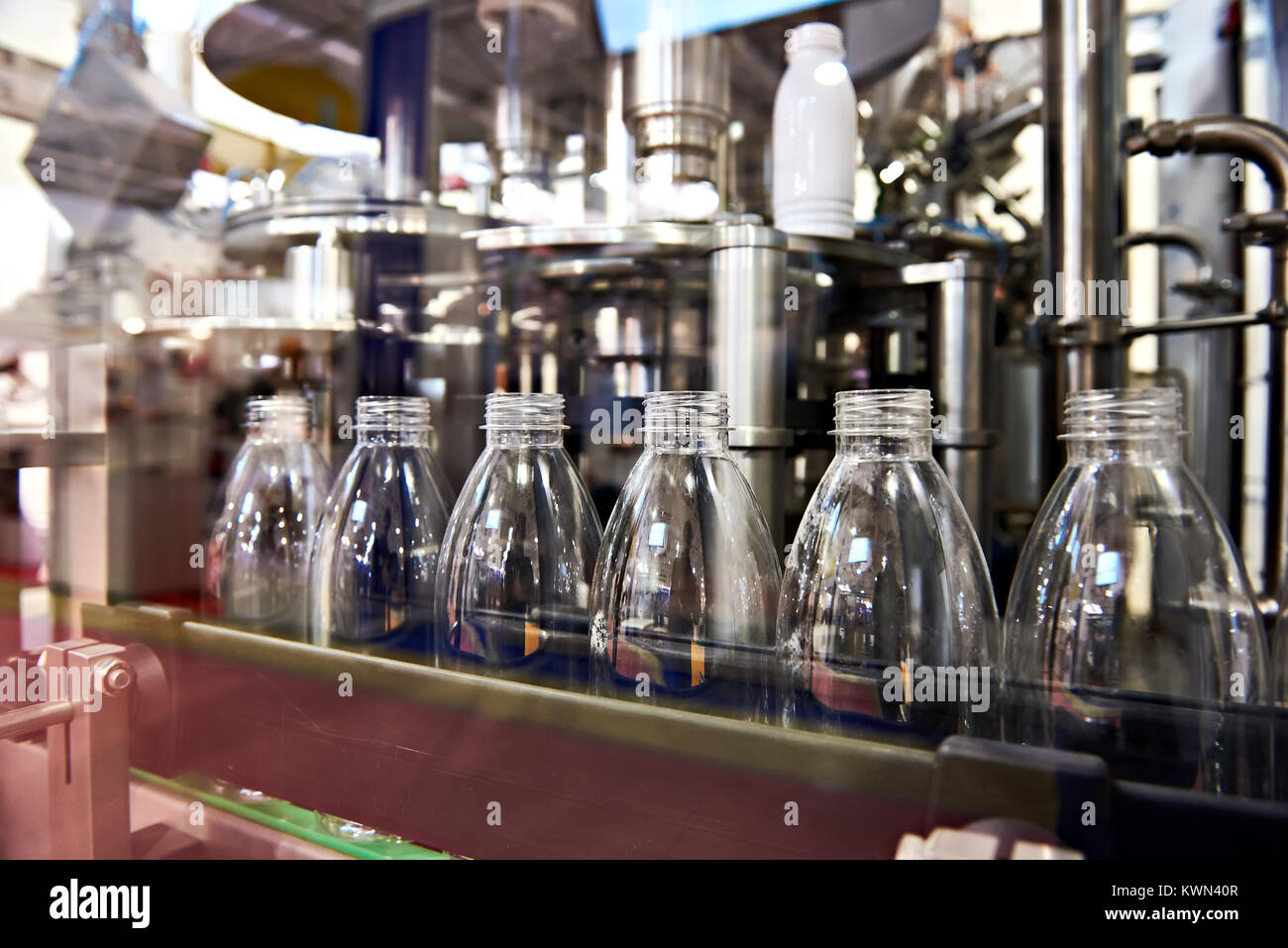 Linie der Abfüllung von Getränken in Kunststoffflaschen auf Werkseinstellungen Stockfoto
