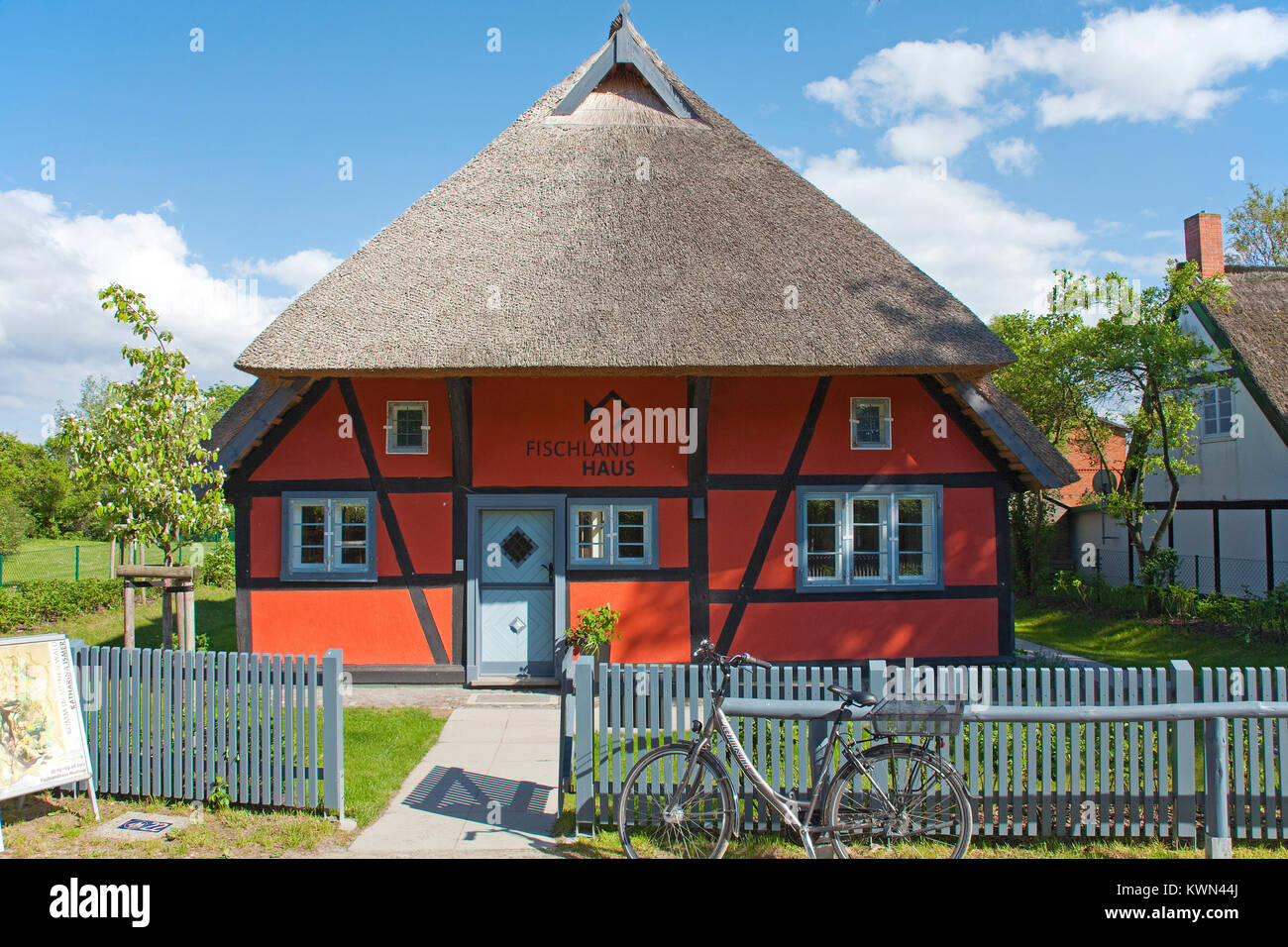Fishland Haus, Fachwerk und strohgedeckte Haus in Wustrow, denkmalgeschützte, aufgeführt, Fishland, Mecklenburg-Vorpommern, Ostsee, Deutschland Stockfoto