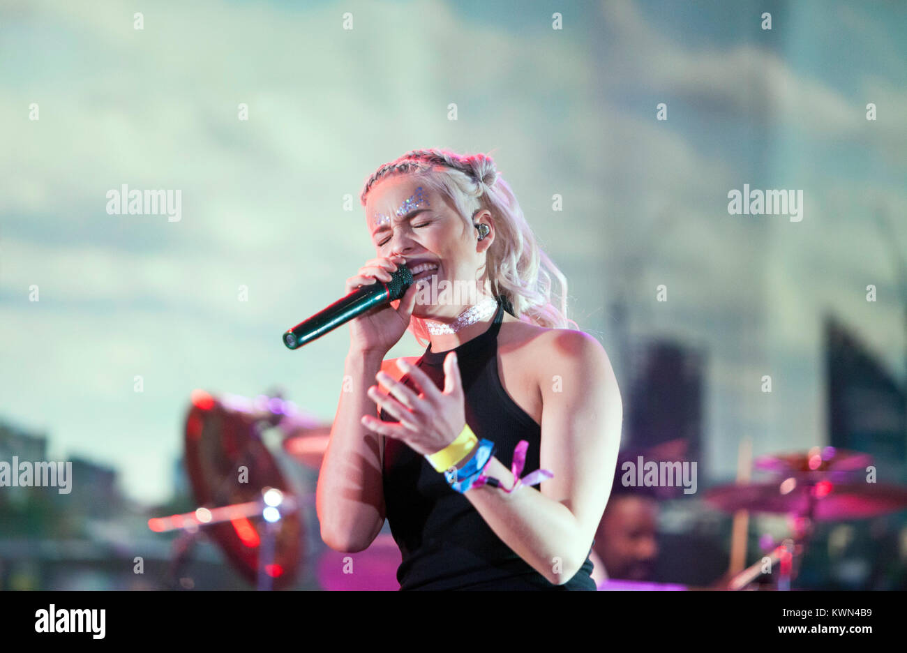 Der englische Drum and Bass band Rudimental führt ein Live Konzert in der Britischen Musik Festival Lovebox 2015 in London. Hier Sängerin Anne-Marie abgebildet ist live auf der Bühne. Vereinigtes Königreich, 17/07 2015. Stockfoto