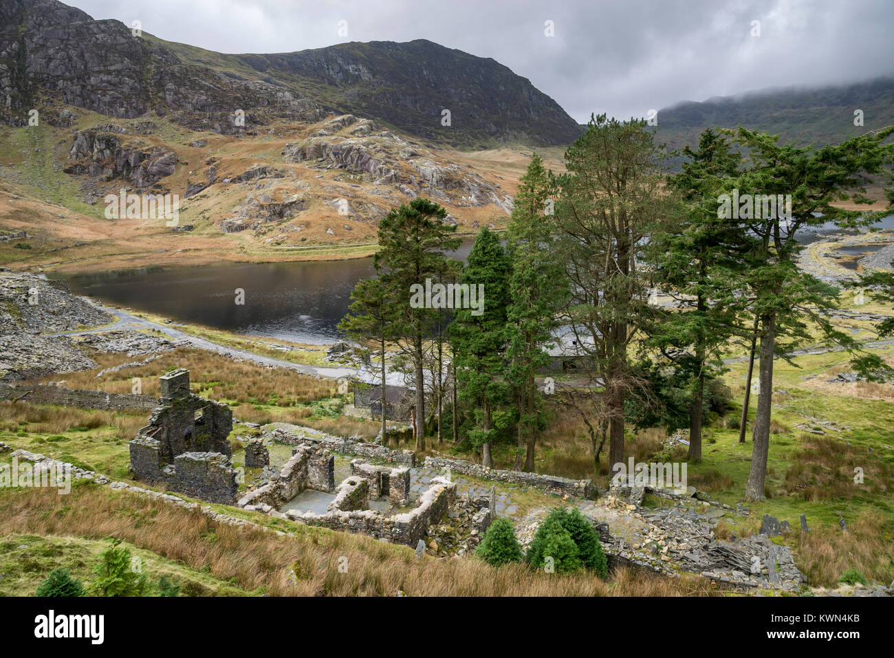 Dramatische Landschaft um Llyn Cwmorthin in der Nähe von Blaenau Ffestiniog, North Wales. Reste der alten Schiefer Steinbrüche von Bergen umgeben ist. Stockfoto