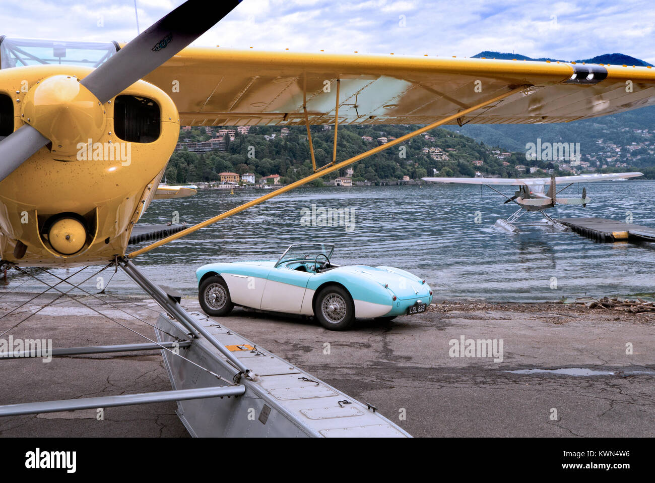 Austin Healey 100 M mit einer Piper Cub Wasserflugzeug auf Como Aero Club Stockfoto