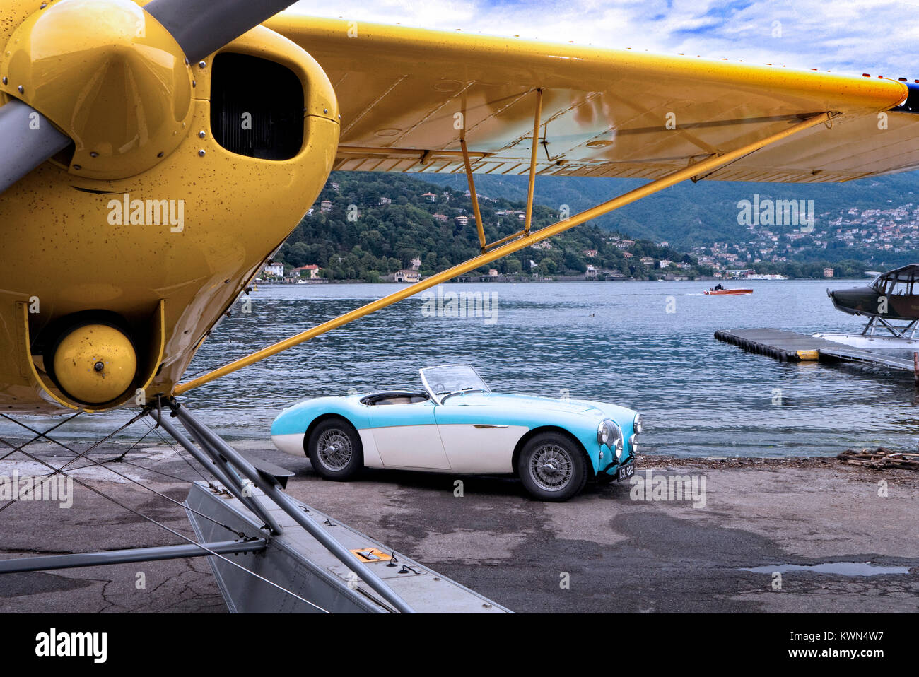 Austin Healey 100 M mit einer Piper Cub Wasserflugzeug auf Como Aero Club Stockfoto