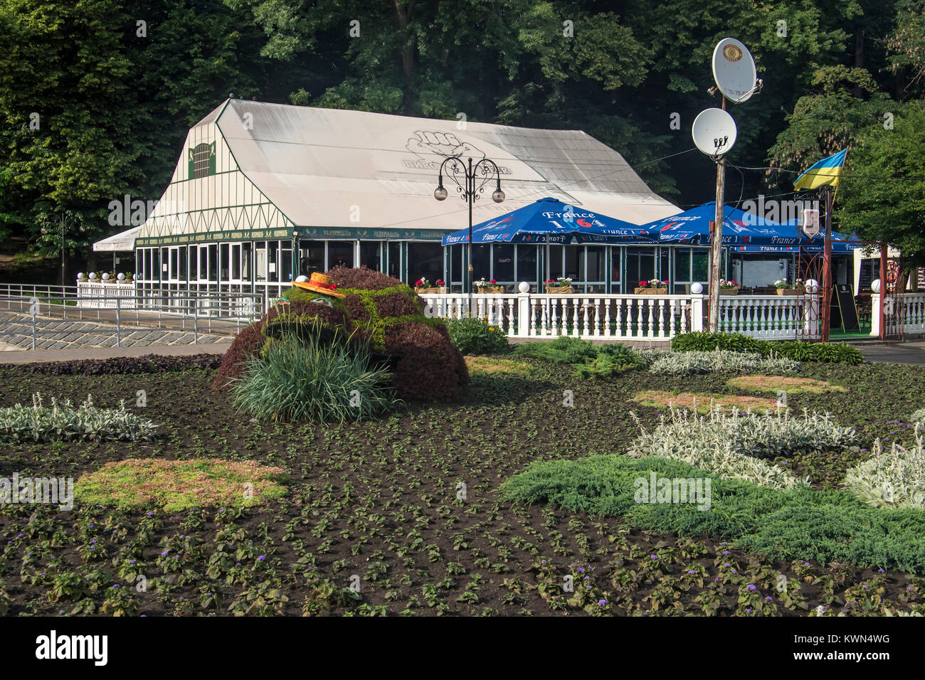 VINNYTSIA, UKRAINE - 14. JUNI 2016: Blumenarranlage und Festzelt im Gorki Park im Sommer Stockfoto