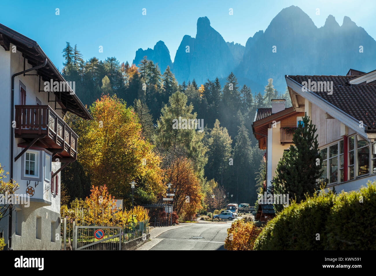 Das Val di Funes Tal und Dorf Santa Maddalena mit Blick auf die Dolomiten, Südtirol, Italien, Europa. Stockfoto