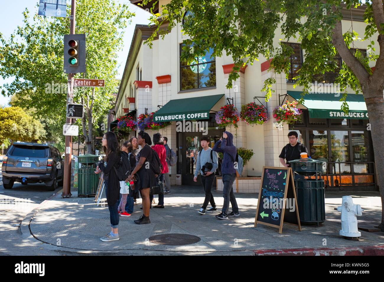 Touristen und Studenten zu Fuß vorbei an einem Kaffee von Starbucks Cafe an der Ecke der Centre Street und die Oxford Street im trendigen Teil von Downtown Berkeley, Kalifornien, außerhalb des Campus der UC Berkeley, 14. Juli 2017. Stockfoto