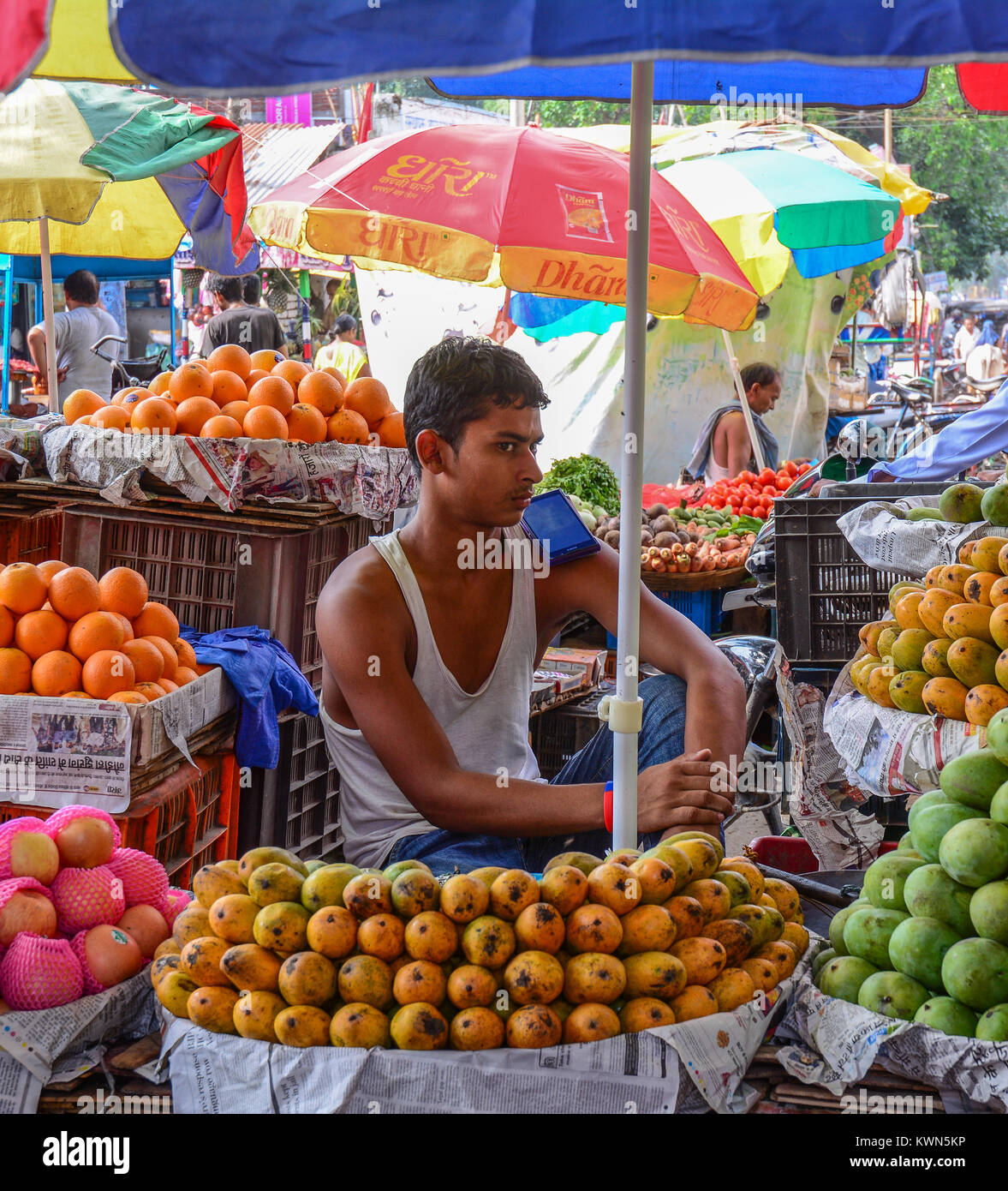 Bodhgaya, Indien - Jul 9, 2015. Ein Mann Verkauf von Obst an Street Market in Bodhgaya, Indien. Bodh Gaya gilt als eines der wichtigsten buddhistischen Pi Stockfoto