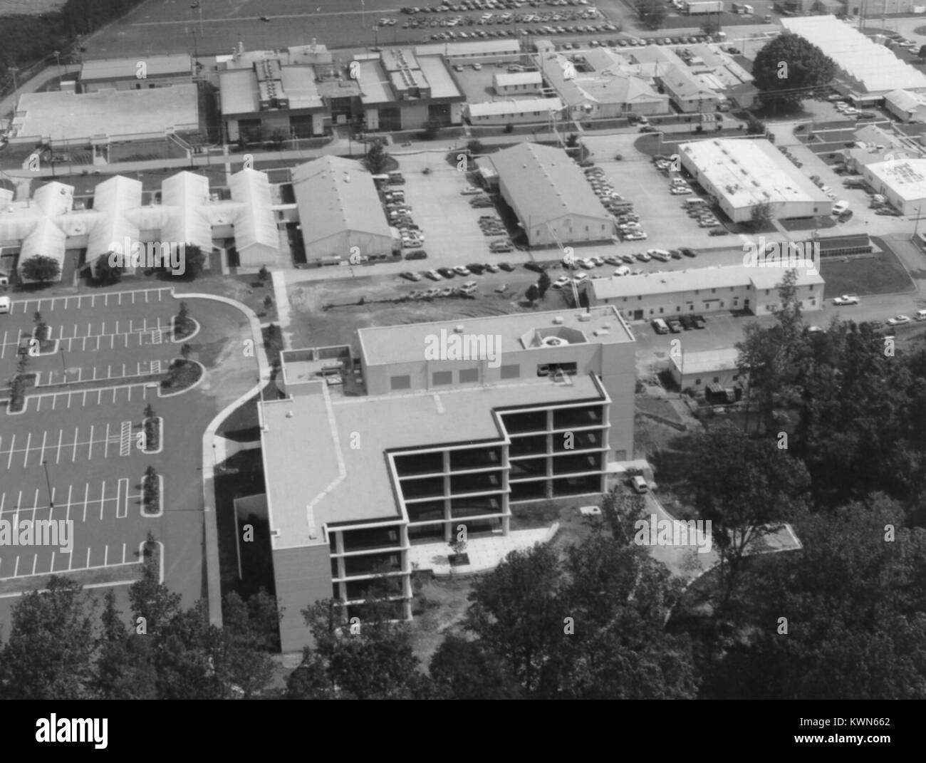 Dies war eine Luftaufnahme von einer der Nationalen Institut für Sicherheit und Gesundheitsschutz am Arbeitsplatz (NIOSH) Gebäude, 1958. Das Nationale Institut für Sicherheit und Gesundheitsschutz am Arbeitsplatz (NIOSH) ist das Bundesamt zuständig für die Durchführung der Forschung und Empfehlungen für die Prävention von arbeitsbedingten Verletzungen und Krankheiten. Mit freundlicher CDC. Stockfoto
