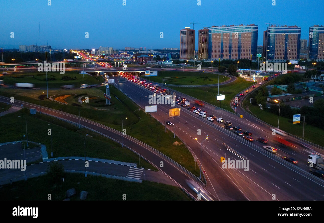 Abfahrt von der Stadt auf der Autobahn Enthusiasten. Moskau. Stockfoto