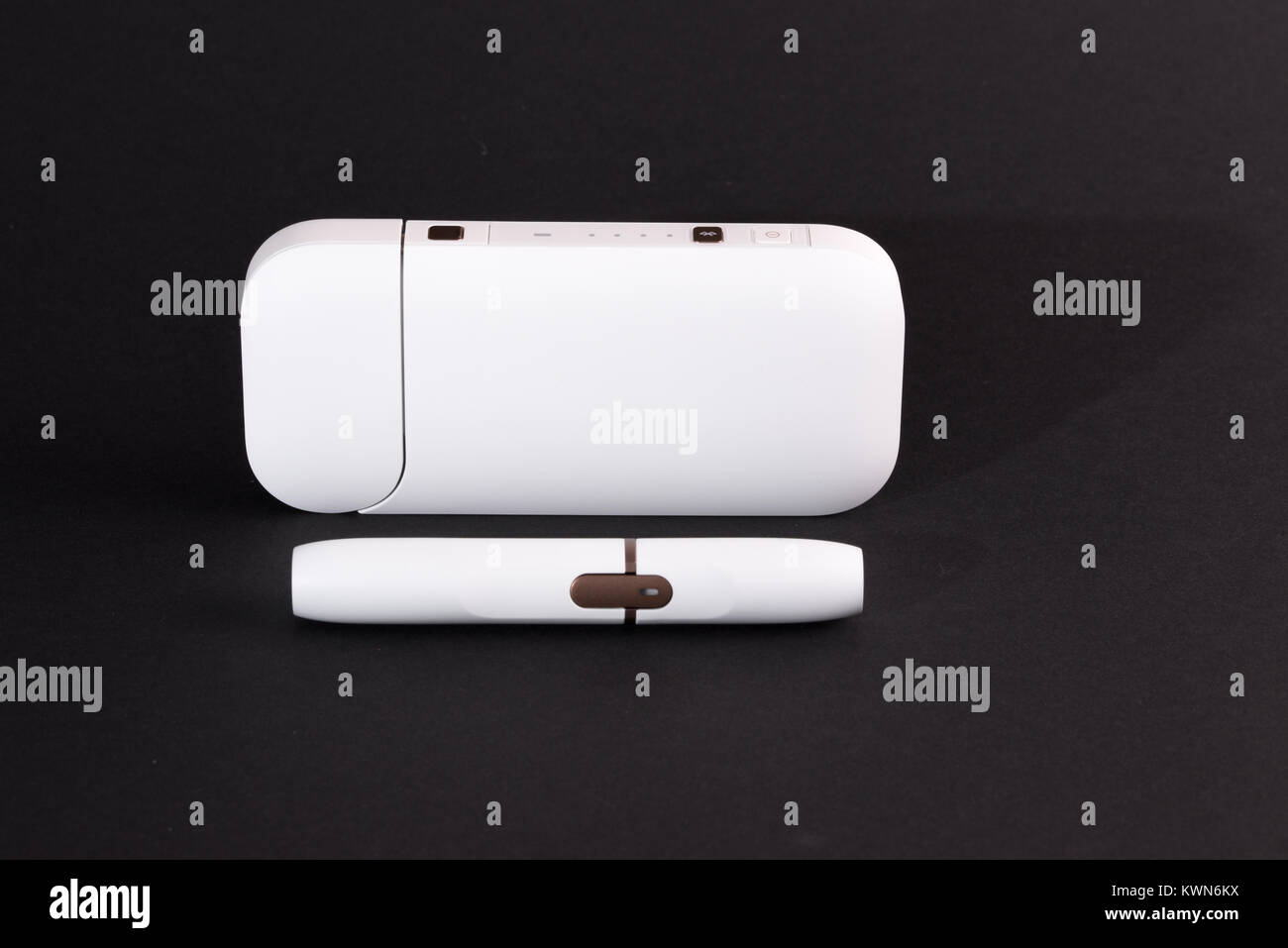 Neueste elektronische Zigaretten, Tabak system IQOS, Rauchen, Weiß auf schwarzem Hintergrund isoliert Stockfoto