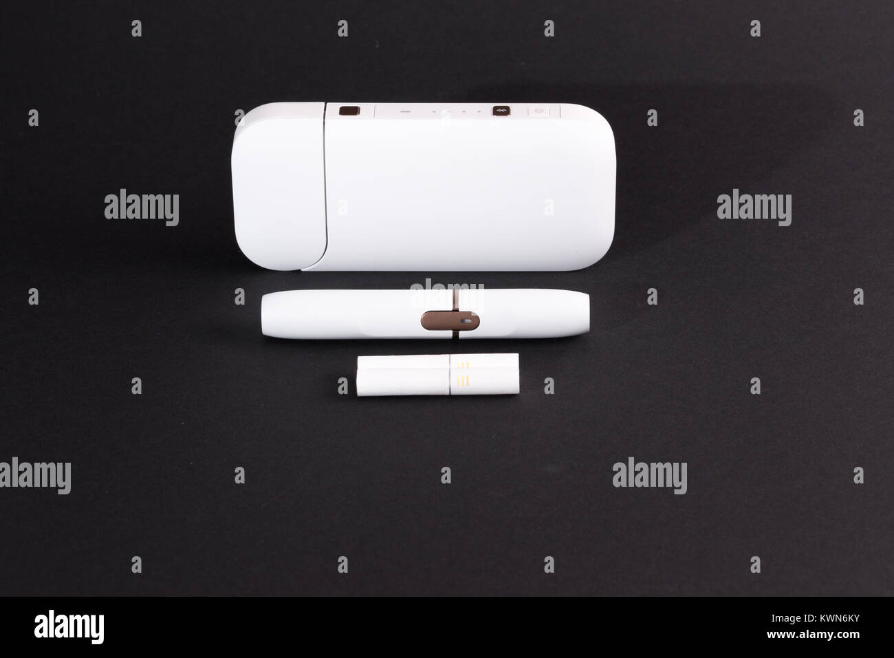 Neueste elektronische Zigaretten, Tabak system IQOS, Rauchen, Weiß auf schwarzem Hintergrund isoliert Stockfoto