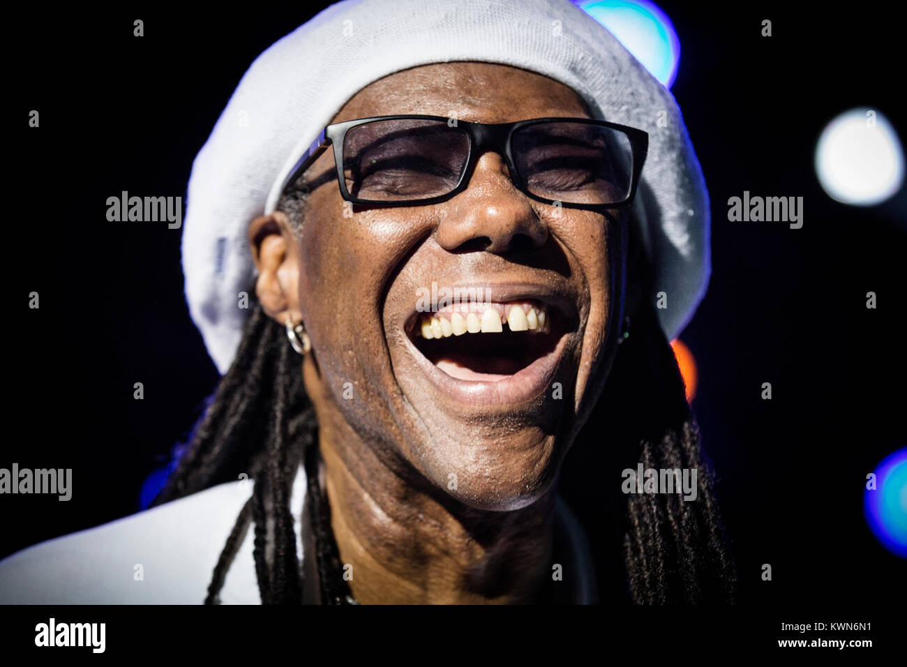 Die amerikanische Disco band Chic mit Nile Rodgers live Konzert bei den Danish Music Festival/SmukFest Skanderborg Festival 2015 durchführen. Hier Gründungsmitglied und Gitarrist Nile Rodgers ist live auf der Bühne dargestellt. Dänemark, 08/08 2015. Stockfoto