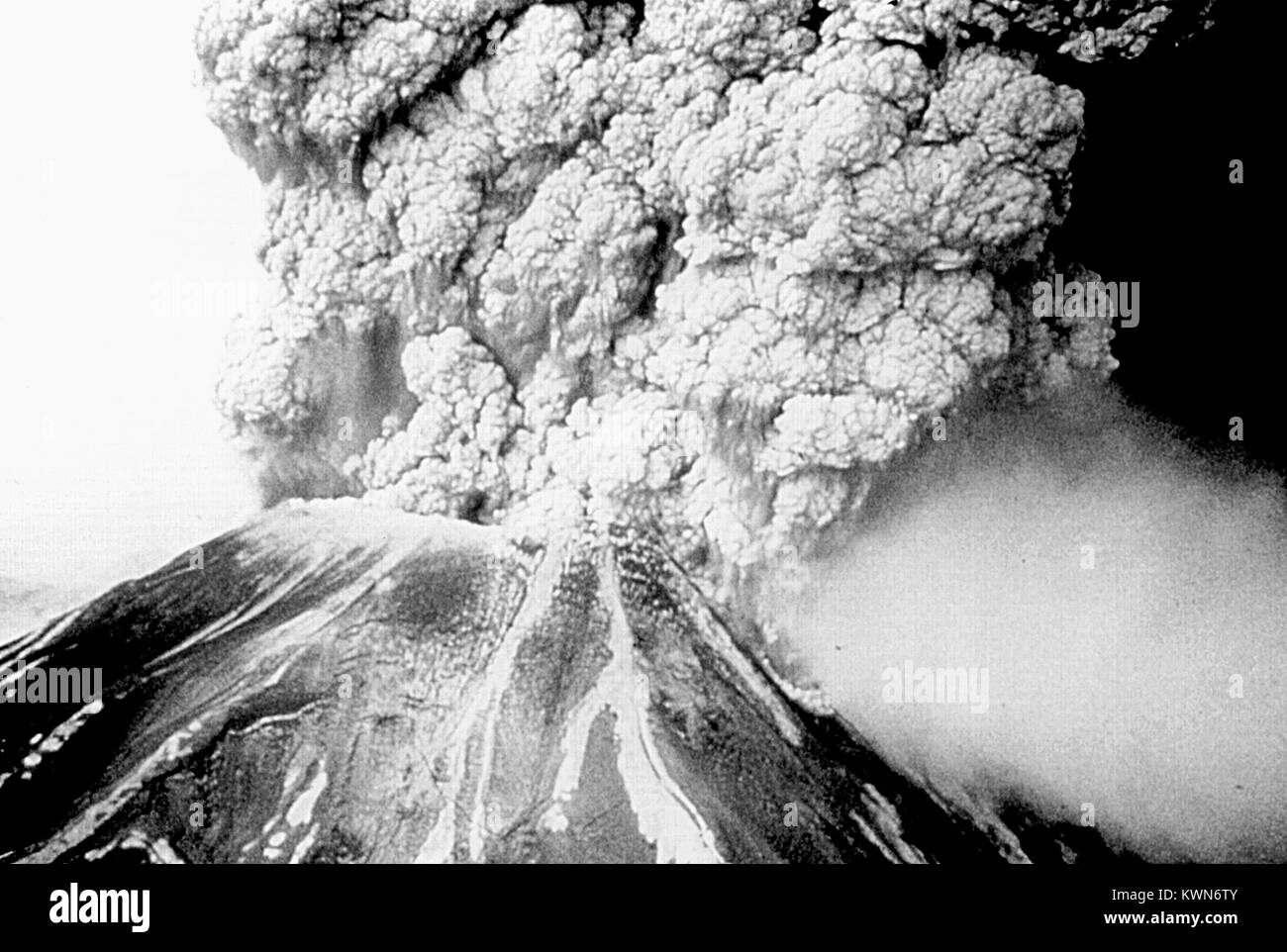 Ausbruch des Vulkans Mount St. Helens, die das Epizentrum wurde von einem Erdbeben der Stärke 5,1 auf der Richterskala, 18. Mai 1980. Mit freundlicher CDC. Stockfoto