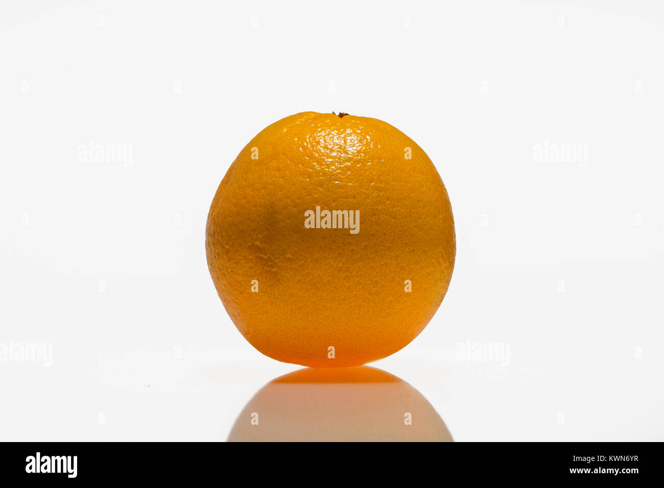 Orange, Zitrusfrüchte vor weißem Hintergrund Stockfoto