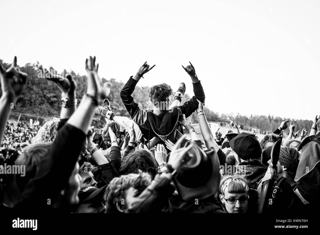 Die Heavy Metal Fans vor der Bühne verrückt während der Konzerte der auf  Heavy Metal Festival Copenhell 2013. Die Zuhörer nur Crowd-surfing und  zeigen die heavy metal Zeichen "Zeichen der Hörner Stockfotografie -