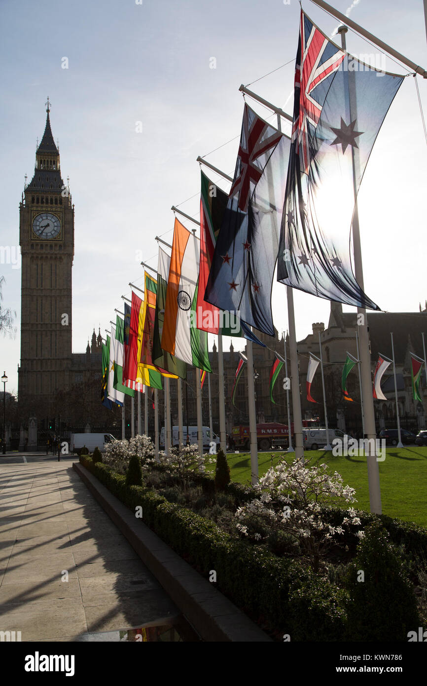 Flaggen der Commonwealth am Parliament Square in London, England zu fliegen. Sie sind in einer Feier des Commonwealth Tag angezeigt. Stockfoto