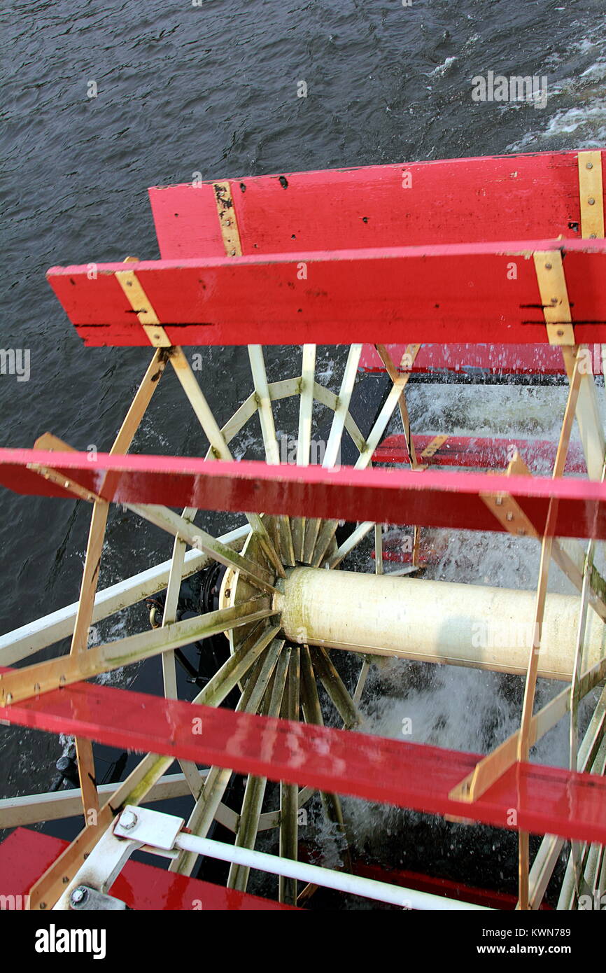 Die großen Schaufelrad aus einem Steamboat treibt das Boot über das Wasser Stockfoto